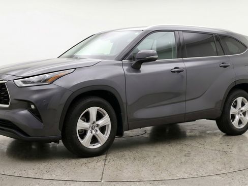 Used 2025 Toyota Highlander LE FWD image 3