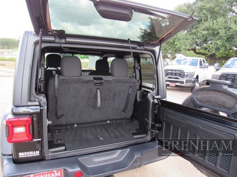 Used 2018 Jeep Wrangler Sport AWD/4WD image 18