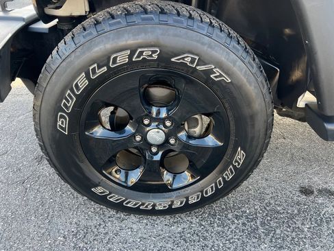 Used 2017 Jeep Wrangler Unlimited Sahara w/ Connectivity Group image 39