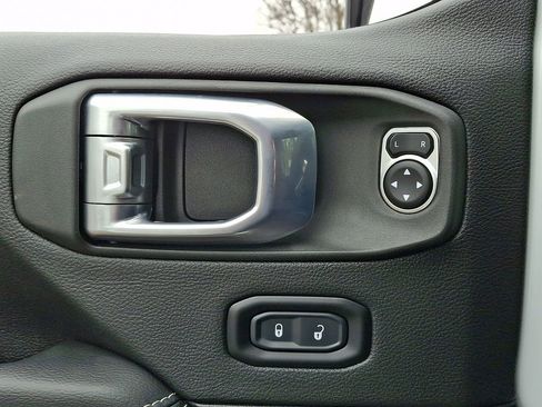 Used 2023 Jeep Wrangler Unlimited Sahara AWD/4WD image 26