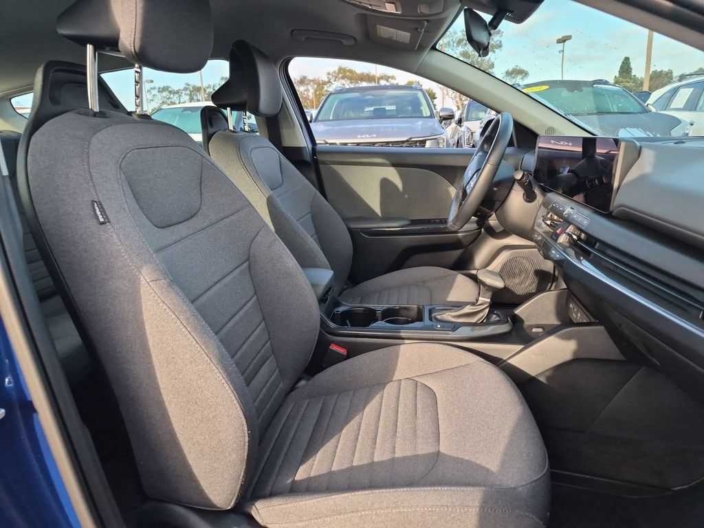 Certified 2025 Kia K4 EX FWD image 28