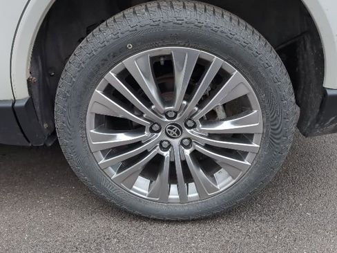 Used 2021 Toyota Venza Limited image 11