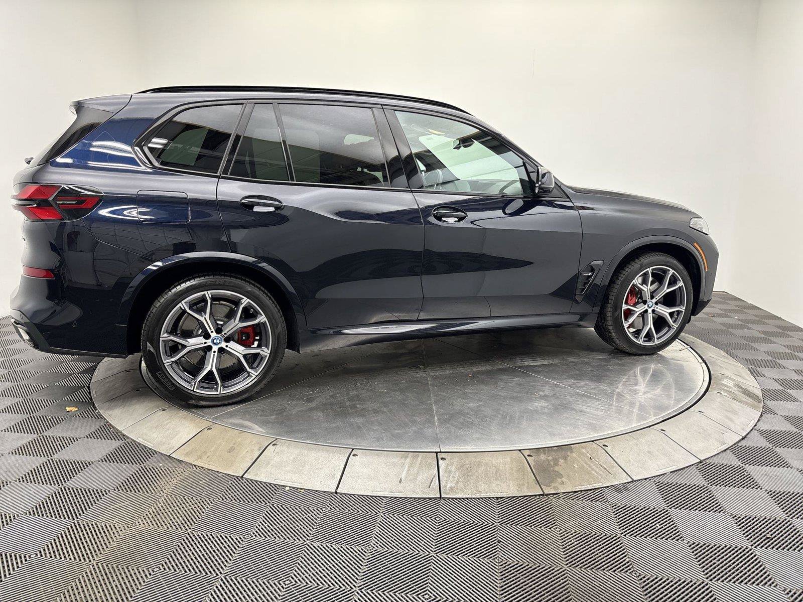 Used 2024 BMW X5 xDrive50e w/ M Sport Package AWD/4WD image 5
