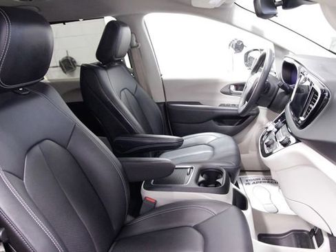 Used 2024 Chrysler Pacifica Touring-L image 12