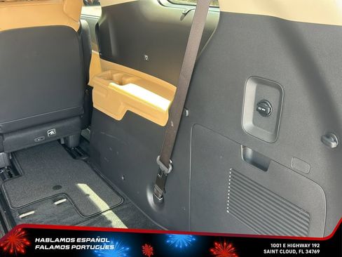 Used 2024 Kia Carnival EX FWD image 29