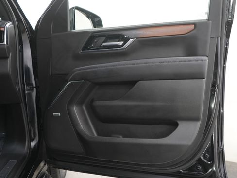 Used 2025 GMC Yukon XL Denali AWD/4WD image 9
