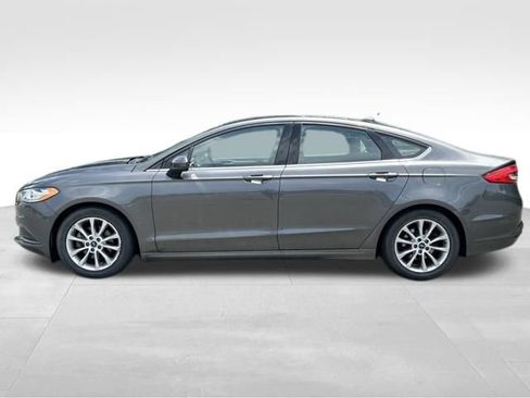 Used 2017 Ford Fusion SE w/ Fusion SE Technology Package FWD image 2