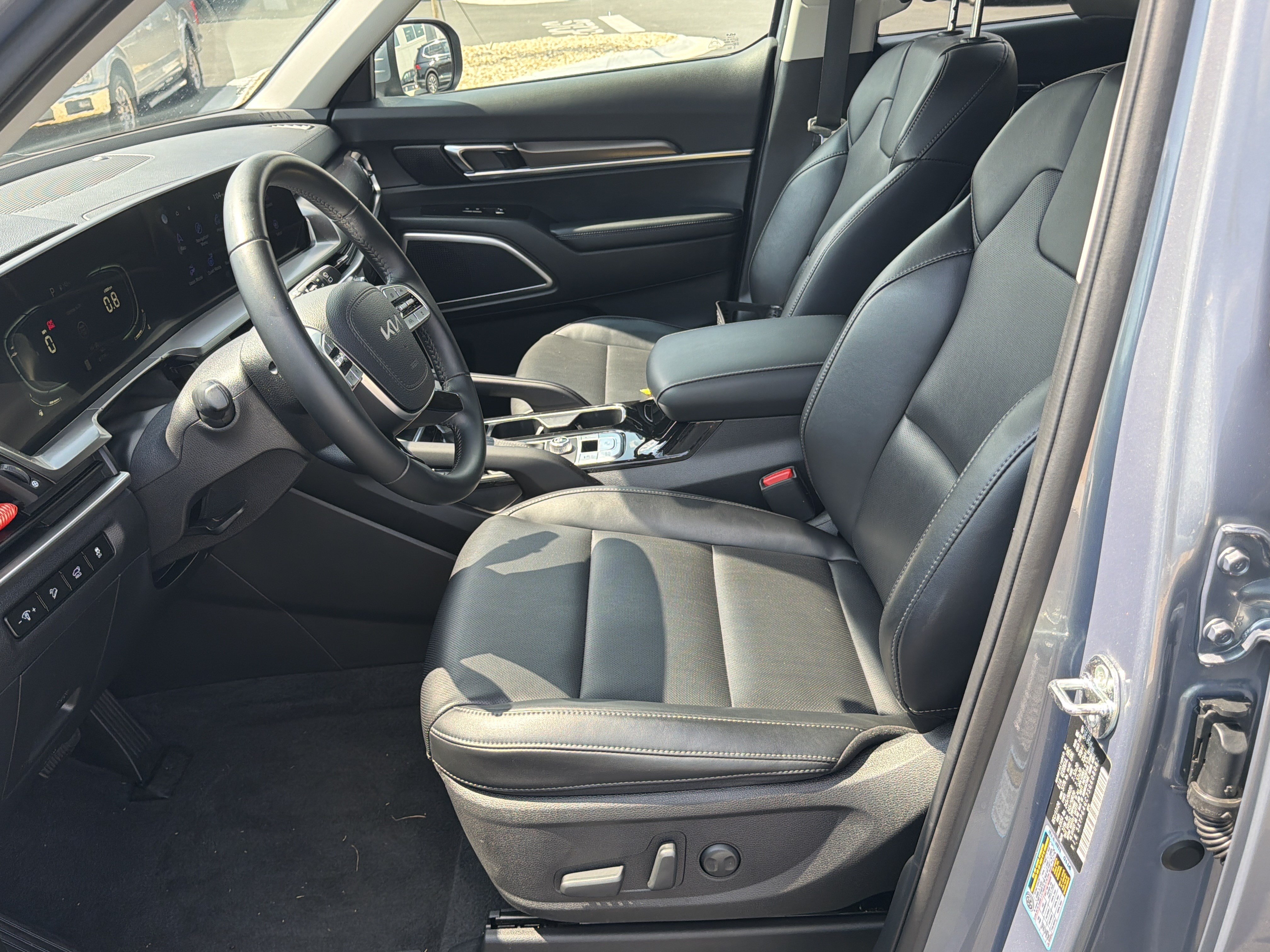 Used 2025 Kia Telluride S FWD image 9