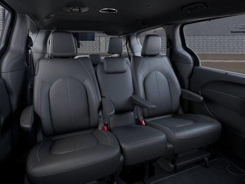 New 2025 Chrysler Pacifica Select w/ Uconnect Theater Family Group FWD image 16