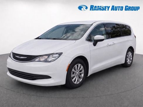 Used 2017 Chrysler Pacifica Touring w/ Tire & Wheel Group FWD image 1