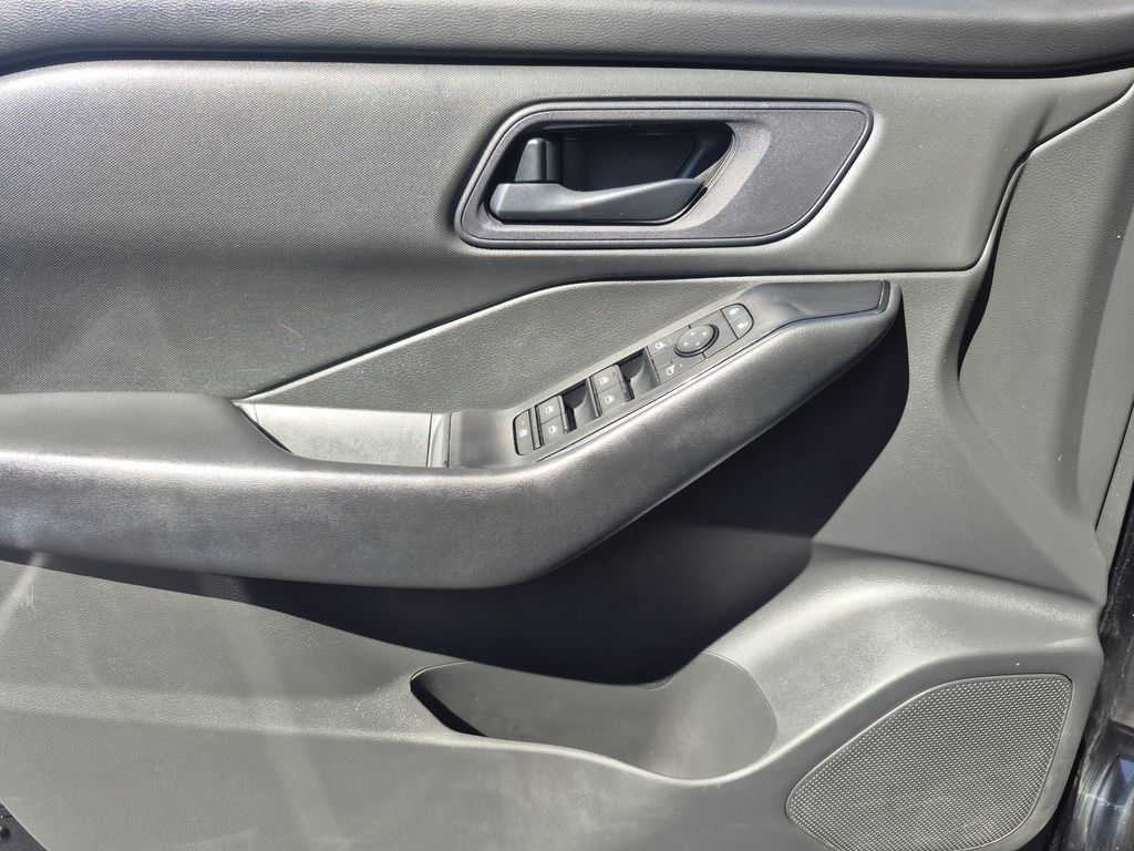 Used 2024 Nissan Rogue S AWD/4WD image 7