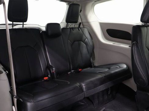 Certified 2024 Chrysler Pacifica Touring-L image 17