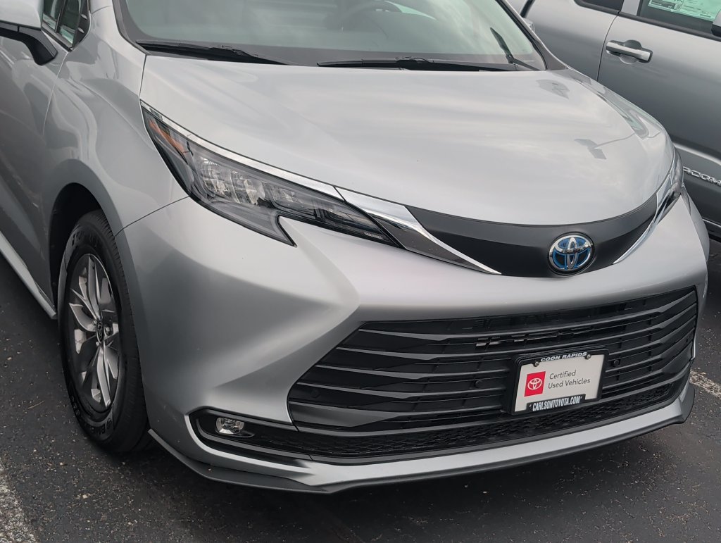 Certified 2025 Toyota Sienna XLE FWD image 8