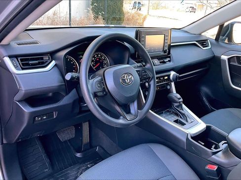 Used 2022 Toyota RAV4 LE image 18