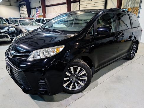 Used 2020 Toyota Sienna LE AWD/4WD image 11
