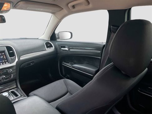 Used 2020 Chrysler 300 Touring w/ Chrome Appearance Package image 21