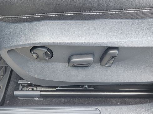 Certified 2025 Volkswagen Taos SEL image 17