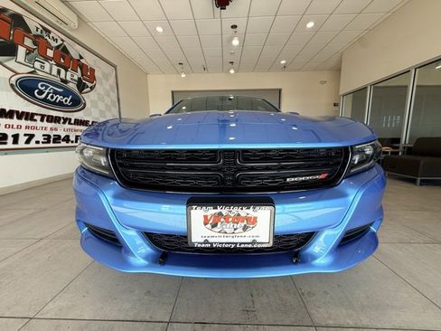Used 2019 Dodge Charger SXT image 2