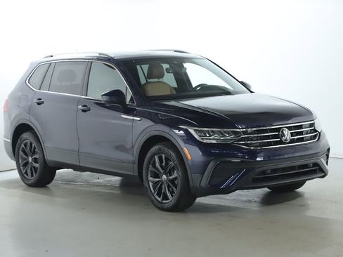 Used 2022 Volkswagen Tiguan SE w/ Panoramic Sunroof Package image 9