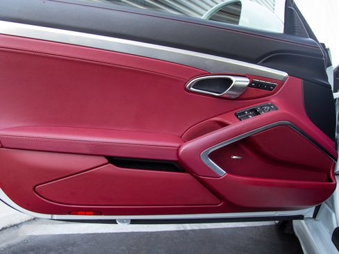 Certified 2024 Porsche 718 Cayman RWD image 10