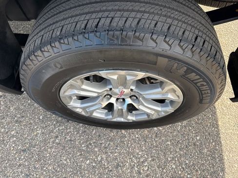 Used 2025 GMC Sierra 1500 SLT image 4