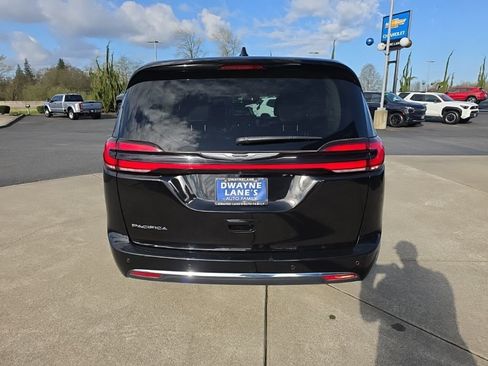 Used 2024 Chrysler Pacifica Touring-L FWD image 5