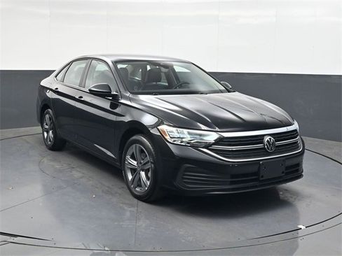 Used 2024 Volkswagen Jetta SE image 2