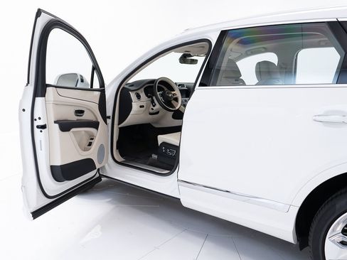Used 2024 Bentley Bentayga V8 image 9