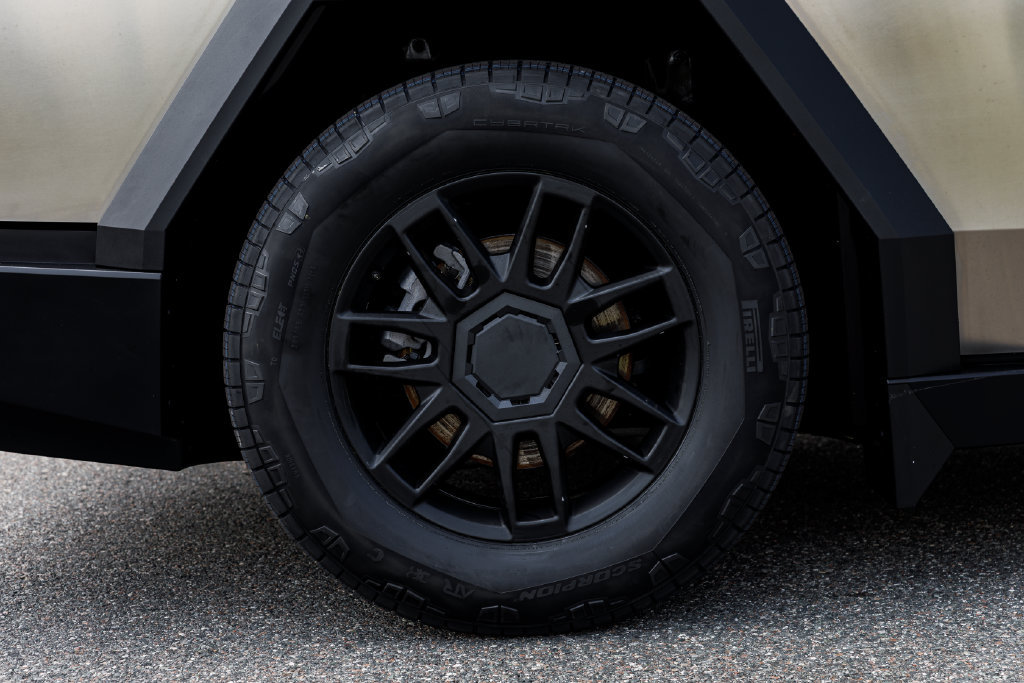 Used 2025 Tesla Cybertruck AWD Crew Cab image 37