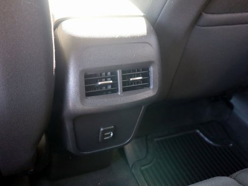 Used 2024 Chevrolet Equinox LT image 18