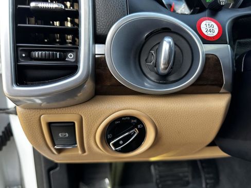 Used 2018 Porsche Cayenne Platinum Edition w/ Premium Package image 30