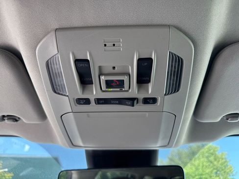 Used 2022 Toyota Highlander XLE AWD/4WD image 26