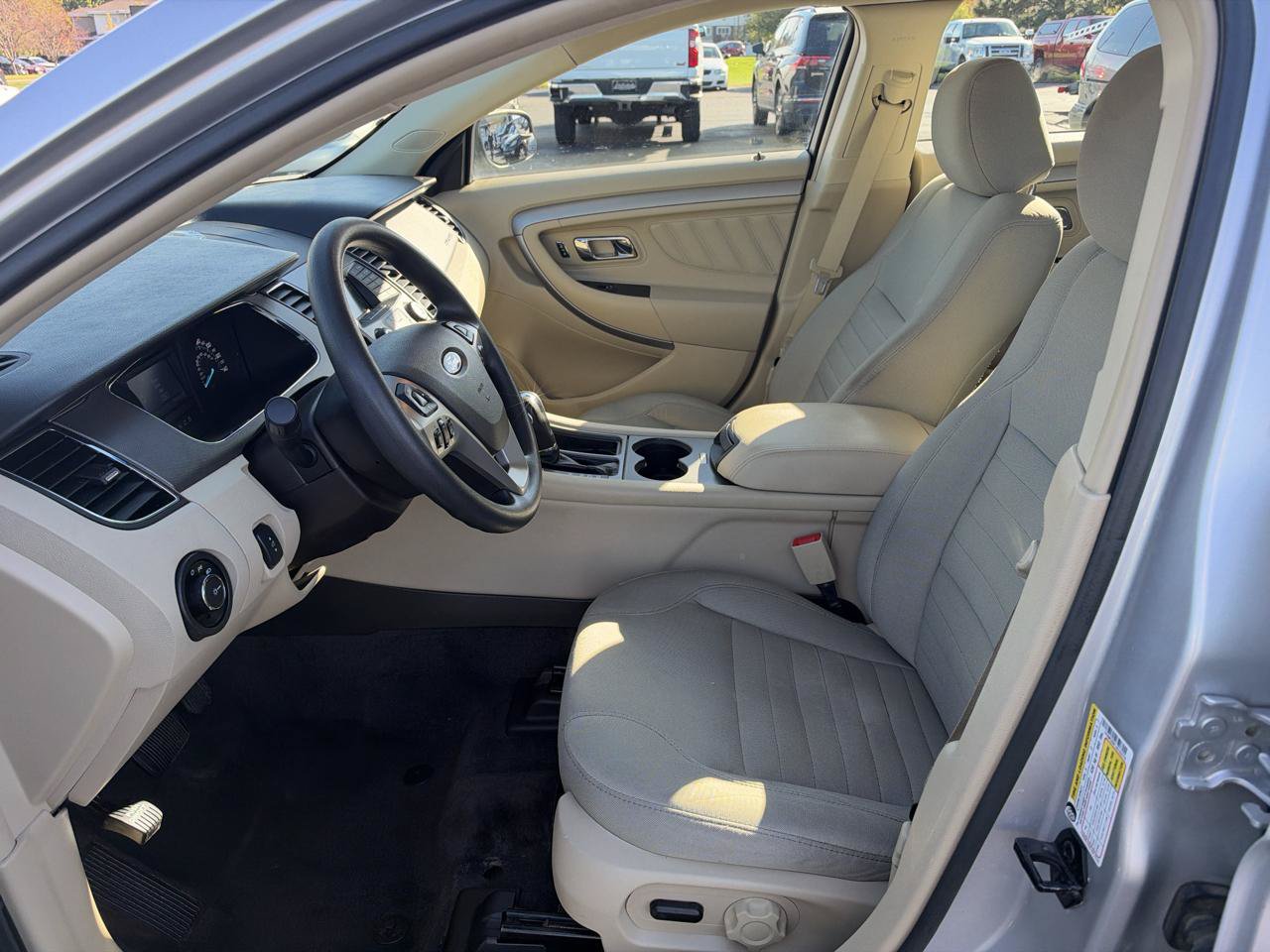 Used 2018 Ford Taurus SE FWD image 10