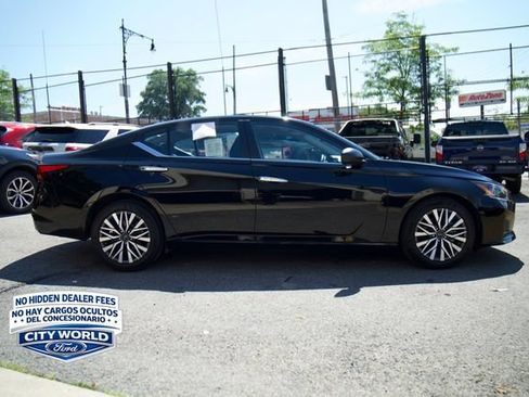 Used 2025 Nissan Altima 2.5 SV FWD image 2