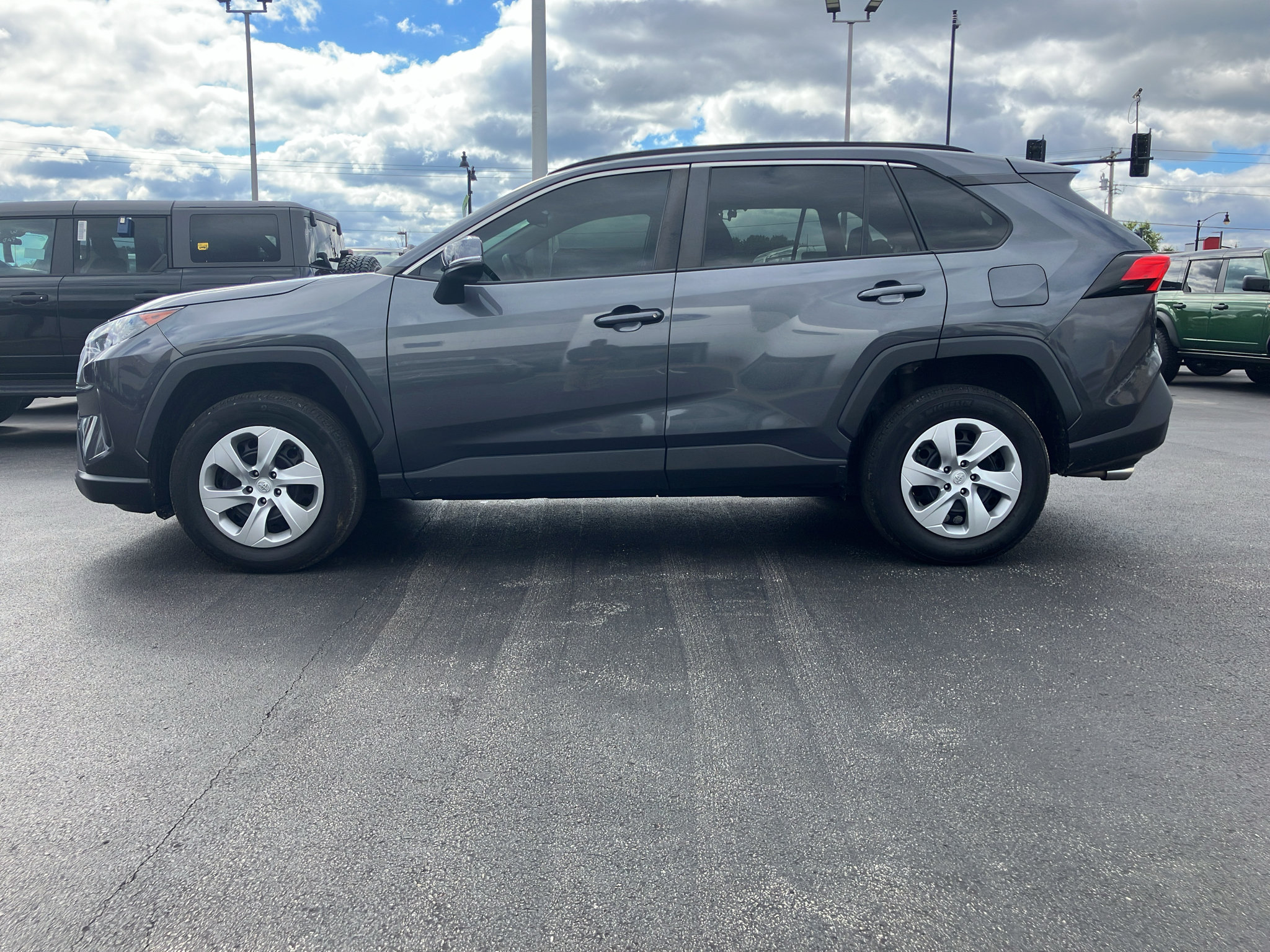 Used 2021 Toyota RAV4 LE AWD/4WD image 3