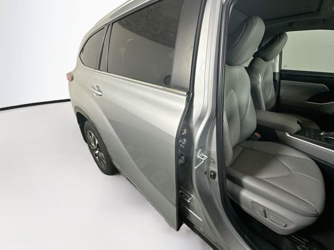 Used 2023 Toyota Highlander XLE FWD image 28