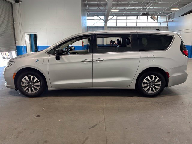 Used 2024 Chrysler Pacifica Limited FWD image 6
