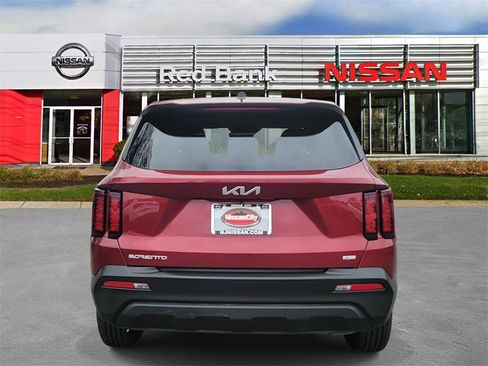 Used 2023 Kia Sorento LX image 6