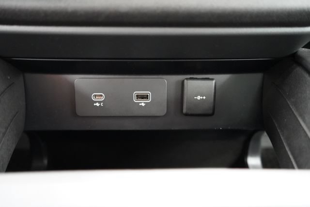Used 2024 Land Rover Defender 110 X-Dynamic SE AWD/4WD image 33