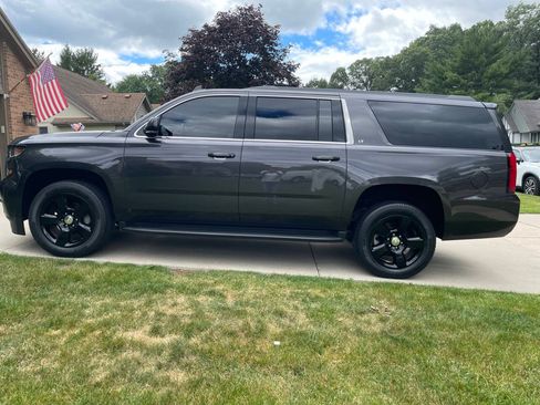 Used 2018 Chevrolet Suburban LT RWD image 3