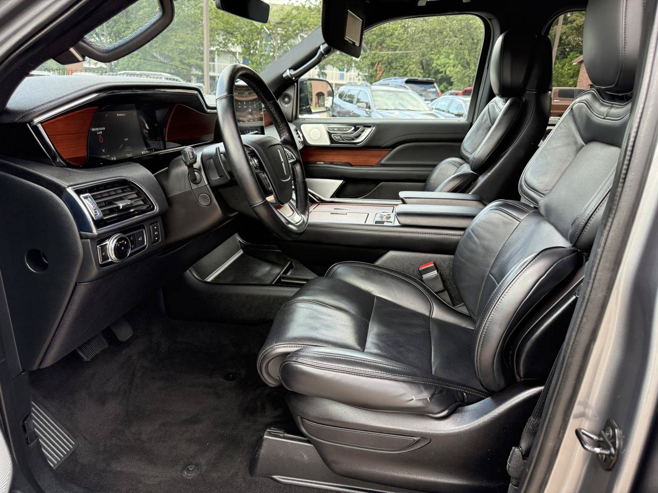 Used 2021 Lincoln Navigator Reserve w/ Luxury Package RWD image 33