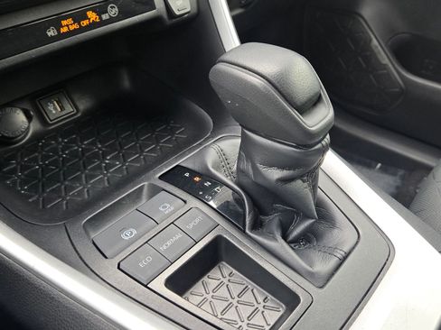 Used 2024 Toyota RAV4 XLE FWD image 22