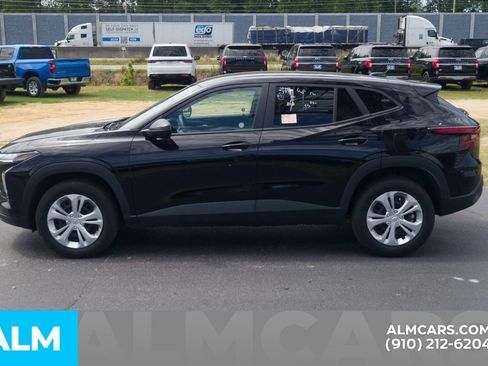 Used 2025 Chevrolet Trax LS FWD image 11