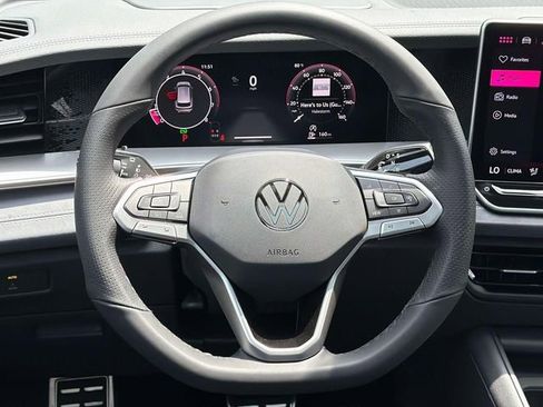 New 2026 Volkswagen Tiguan SE R-Line FWD image 8