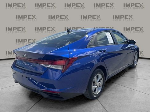 Used 2023 Hyundai Elantra SE w/ Preferred Accessory Package FWD image 2