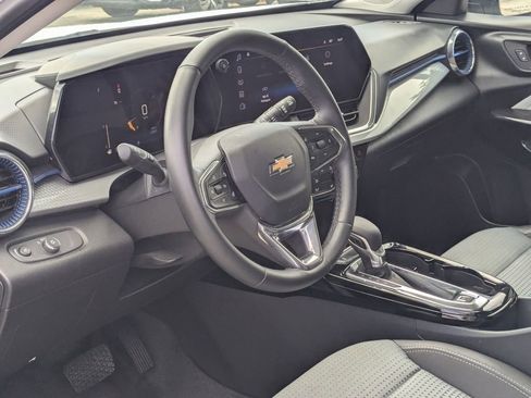 Used 2025 Chevrolet Trax LT w/ LT Convenience Package image 14