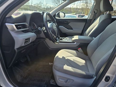 Used 2022 Toyota Highlander LE FWD image 16