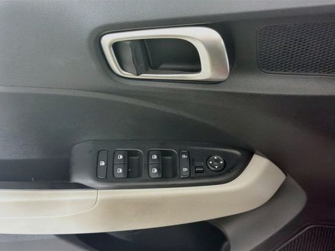 Used 2025 Hyundai Venue SEL FWD image 15