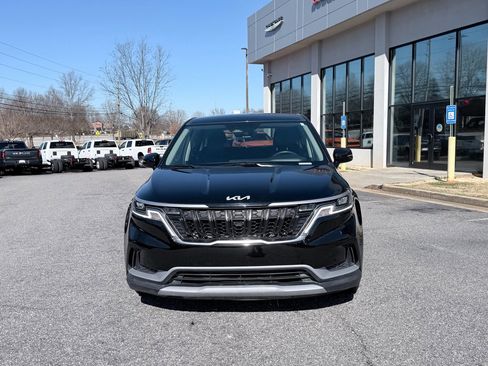 Used 2024 Kia Carnival LX image 3