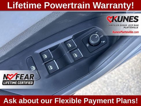 Used 2025 Volkswagen Jetta SE w/ Sunroof Package image 16